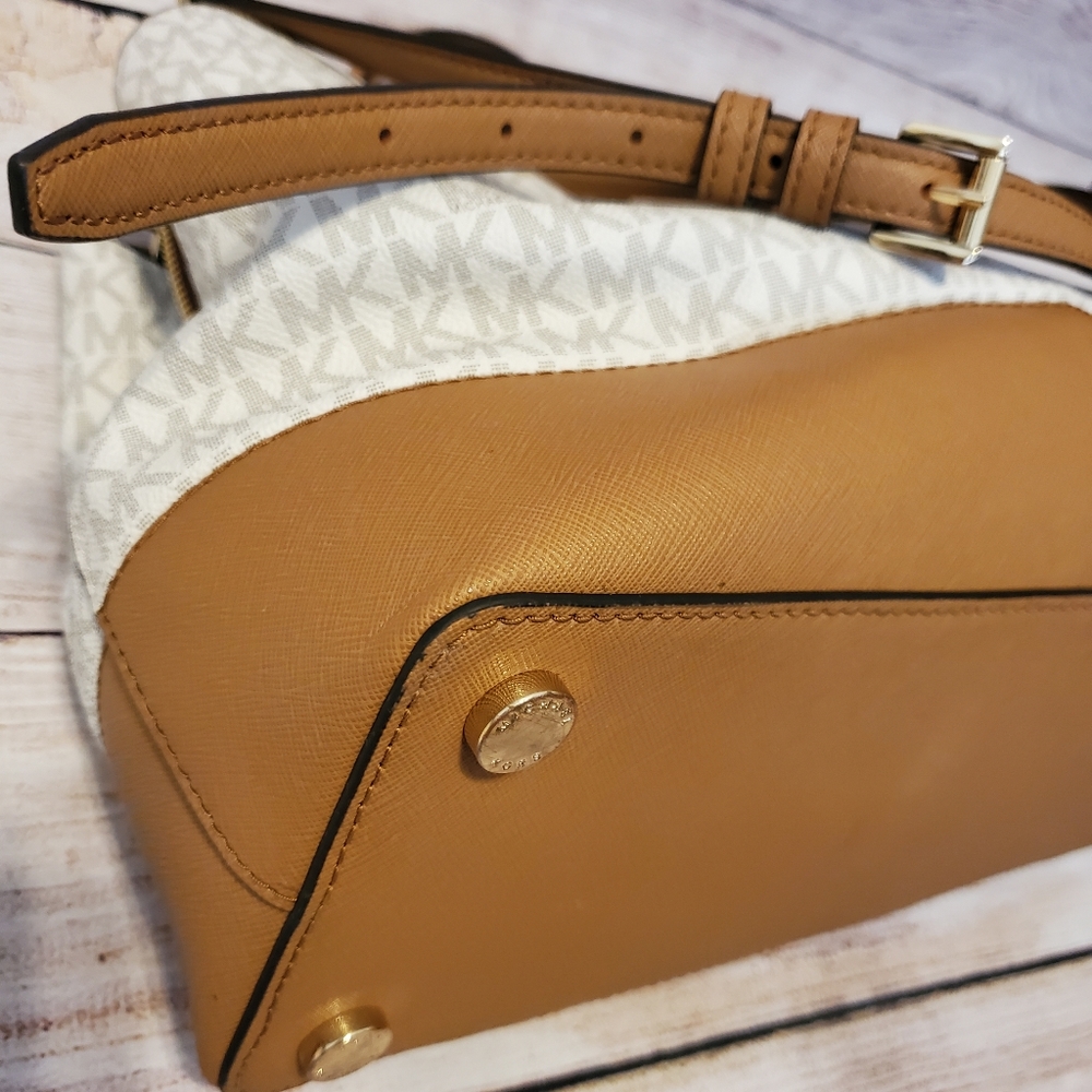 Michael Kors Signature Savannah Large Satchel - Picture 4 of 12